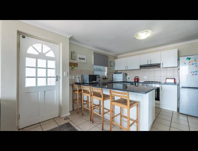 2 BEDROOM APARTMENT FOR SALE IN VREDEKLOOF HEIGHTS